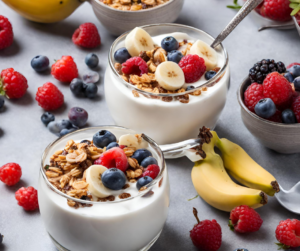 Joghurt mit Granola und frischen Früchten